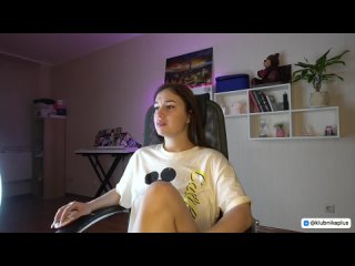 уровень похоти рядом с этой цыпой зашкаливает.